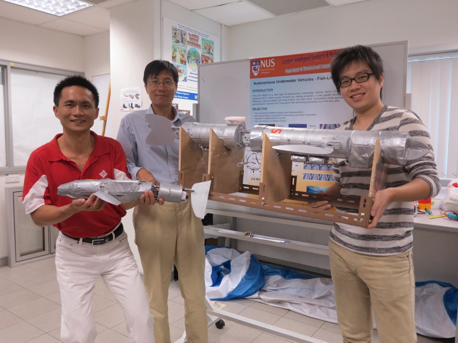 Dr Ren Qinyuan (centre) with Mr Fan Lupeng (far right) and lab technologist, Mr Zhang Heng Wei (far left). Photo: National University of Singapore (NUS)